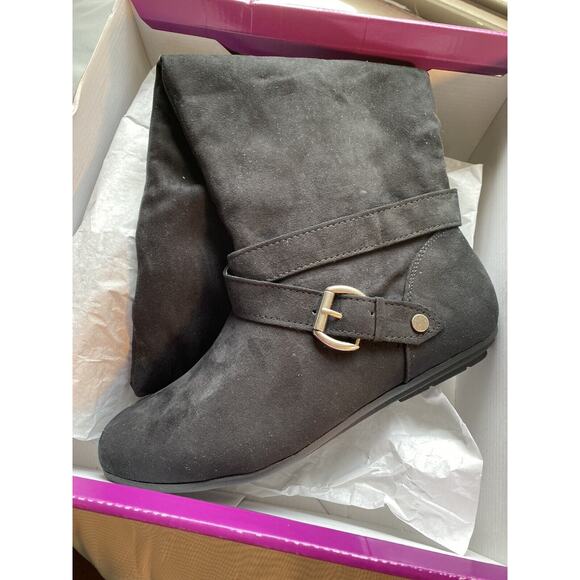 womans boots size 8 Medium Black Suede the length of them is 17 1/2 inch - Picture 2 of 4